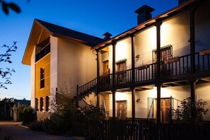 Boendets fasad - kväll/natt