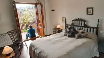 Habitación superior con 1 cama doble o 2 individuales | 1 dormitorio, escritorio, cunas (de pago) y camas supletorias