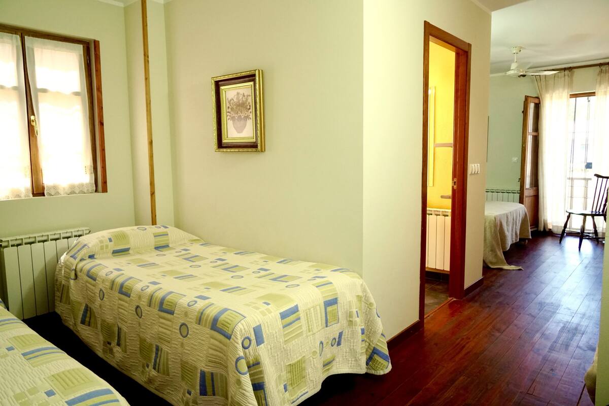Suite | Escritorio, cunas, camas extra y wifi gratis 