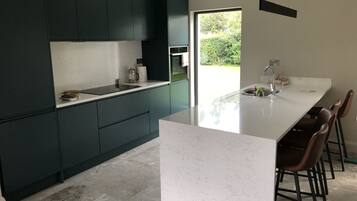 Casa luxo | Cozinha privada | Geladeira grande, micro-ondas, fogão, cooktop