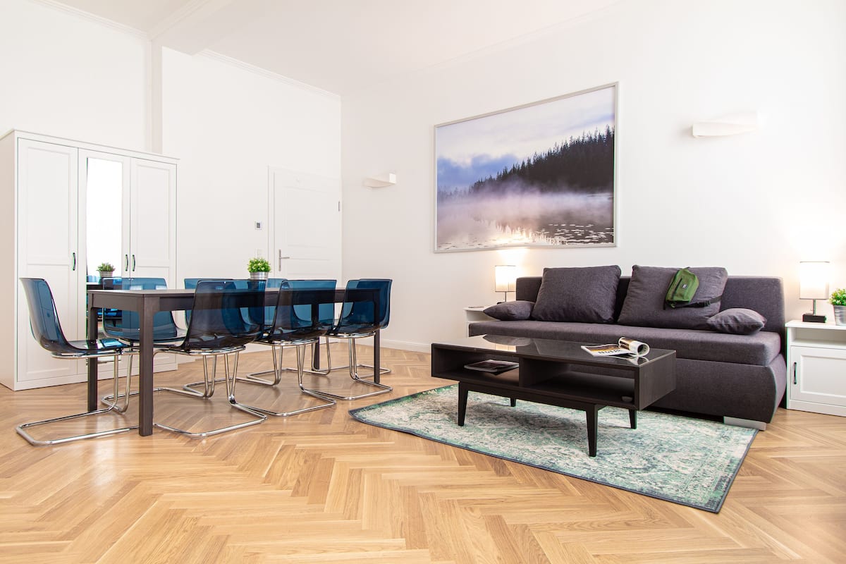 Luxury-Apartment | Wohnbereich | 32-Zoll-Flachbildfernseher mit Satellitenempfang, Fernseher