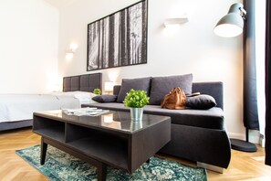 Deluxe-studio | Oleskelualue | 32–tuumainen taulutelevisio, jossa satelliittikanavat