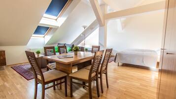 Comfort-Apartment | Essbereich im Zimmer