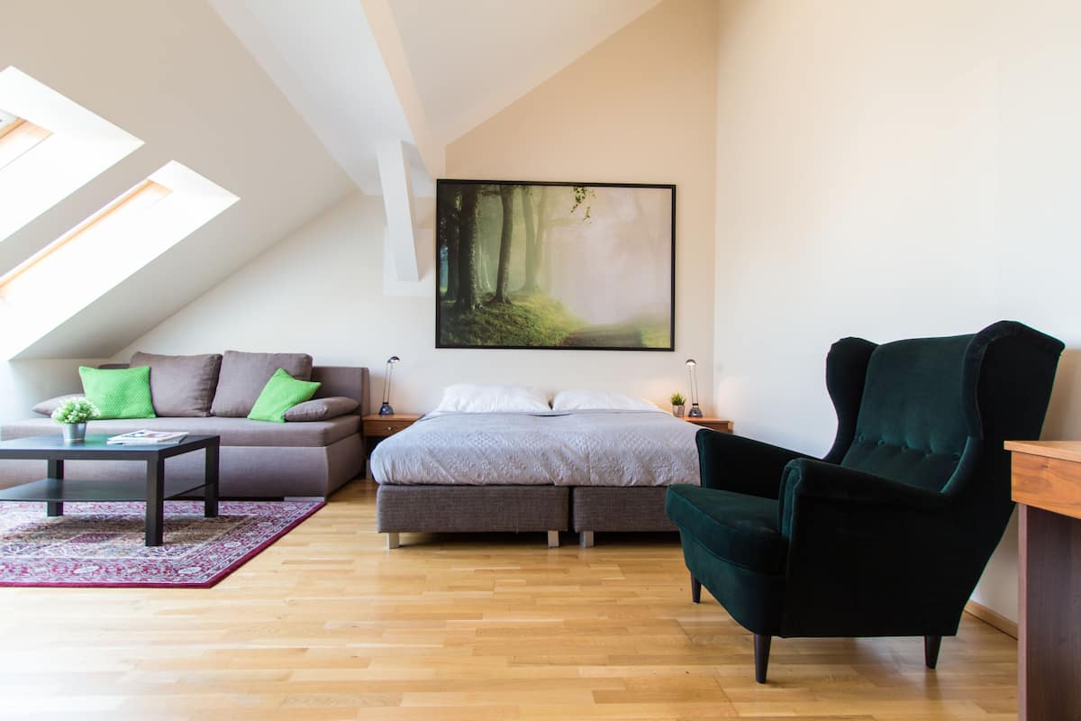Standard-Apartment | Wohnbereich | 32-Zoll-Flachbildfernseher mit Satellitenempfang, Fernseher