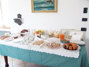 Desayuno bufé gratuito y diario