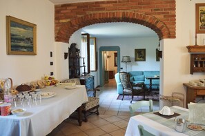 Free daily buffet breakfast - B&B Cascina Campagnola (Pozzolengo)