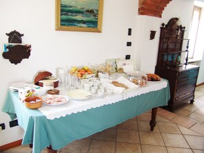 Desayuno bufé gratuito y diario