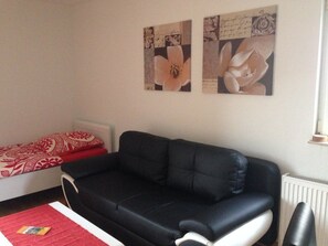 Apartemen Comfort | Area keluarga | TV layar datar