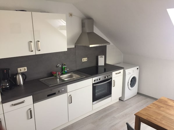 Comfort-Apartment, 1 Schlafzimmer | Eigene Küche | Kühlschrank, Ofen, Herdplatte, Wasserkocher mit Kaffee-/Teezubehör