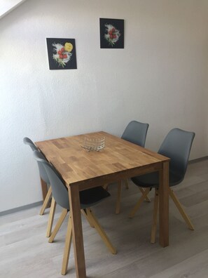 Comfort-Apartment, 1 Schlafzimmer | Essbereich im Zimmer