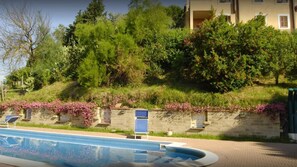 Alberca al aire libre por temporada y camastros