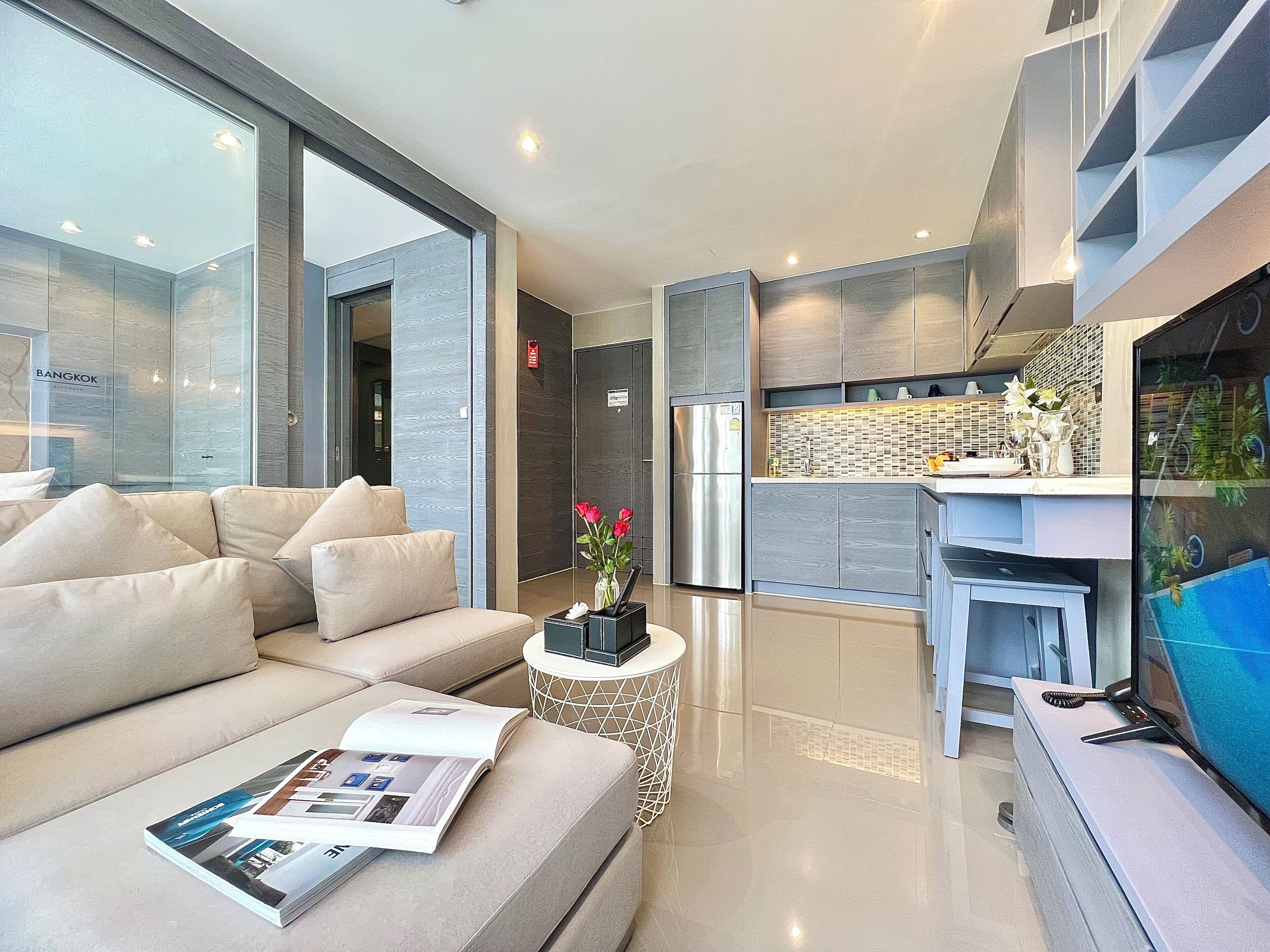 Junior Suite, Twin Beds | Living area | LED TV