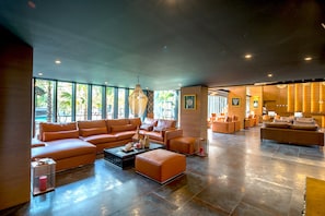 Coin salon dans le hall