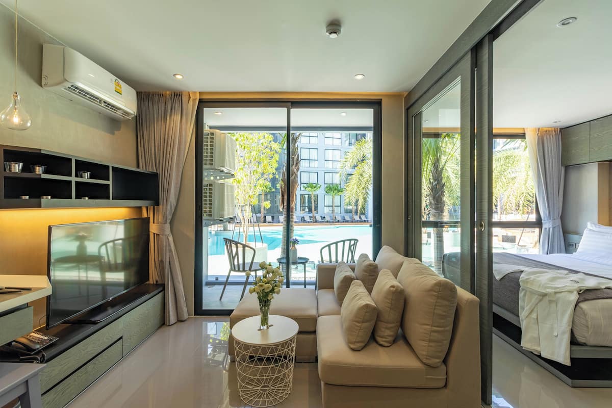 Suíte júnior, vista para a piscina | 1 quarto, edredons de pluma, camas Select Comfort, cofres nos quartos