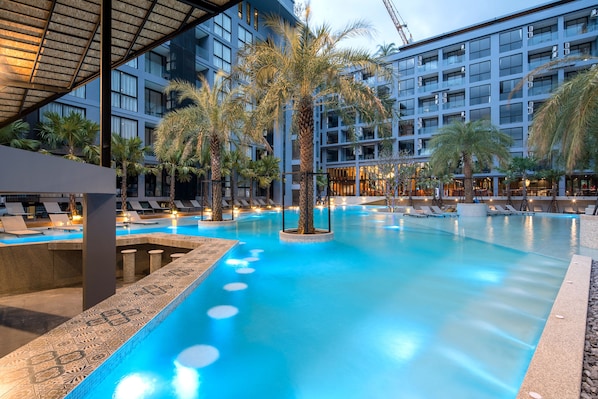 3 piscines extérieures, cabanons gratuits, parasols de plage