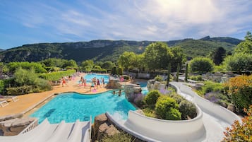 Piscine extérieure (ouverte en saison), chaises longues