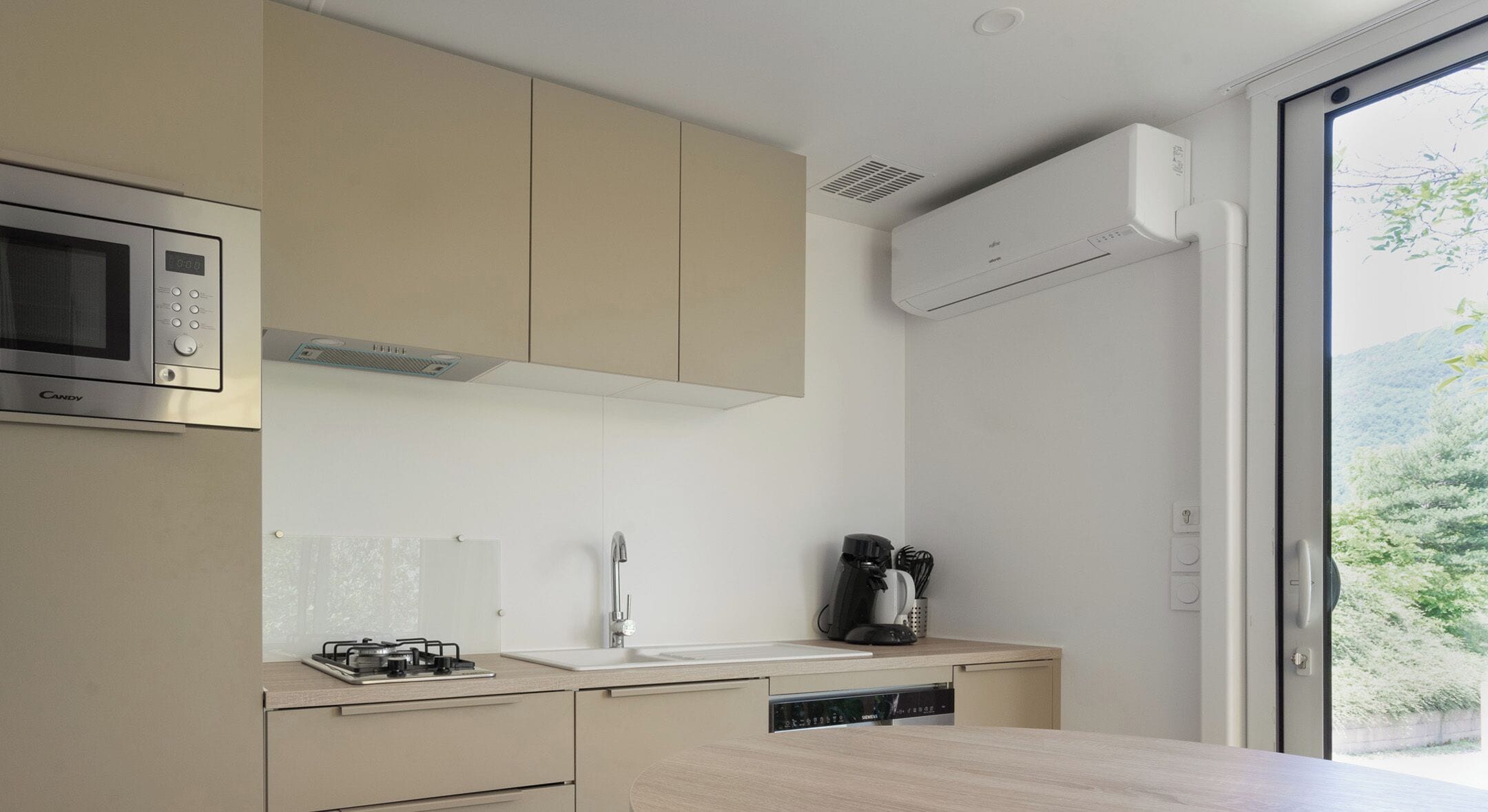Una cocina moderna equipada con microondas, estufa a gas y lavavajillas.