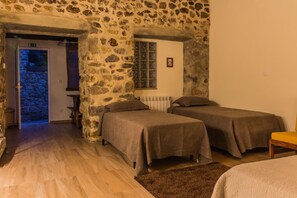 Family Studio | Free WiFi, bed sheets