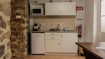 Family Studio | Dapur peribadi | Peti sejuk/penyejuk beku saiz penuh, ketuhar gelombang mikro, dapur