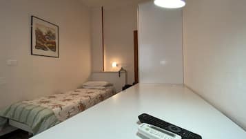 Chambre Simple | Minibar, coffres-forts dans les chambres, bureau