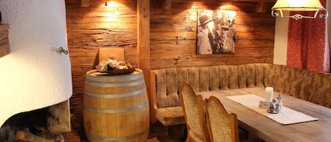Luxury-Chalet (Schoenbichl) | Essbereich im Zimmer