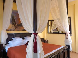 Deluxe Double Room | Minibar, individually decorated, individually furnished, desk