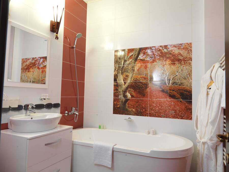 Un baño moderno con bañera, lavabo y ducha.