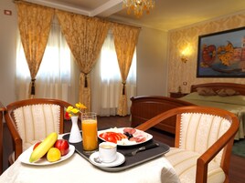 Deluxe Double Room | Minibar, individually decorated, individually furnished, desk
