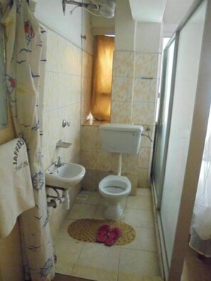 Shower, slippers, towels, soap - Hotel Jaffers Nairobi (Nairobi)