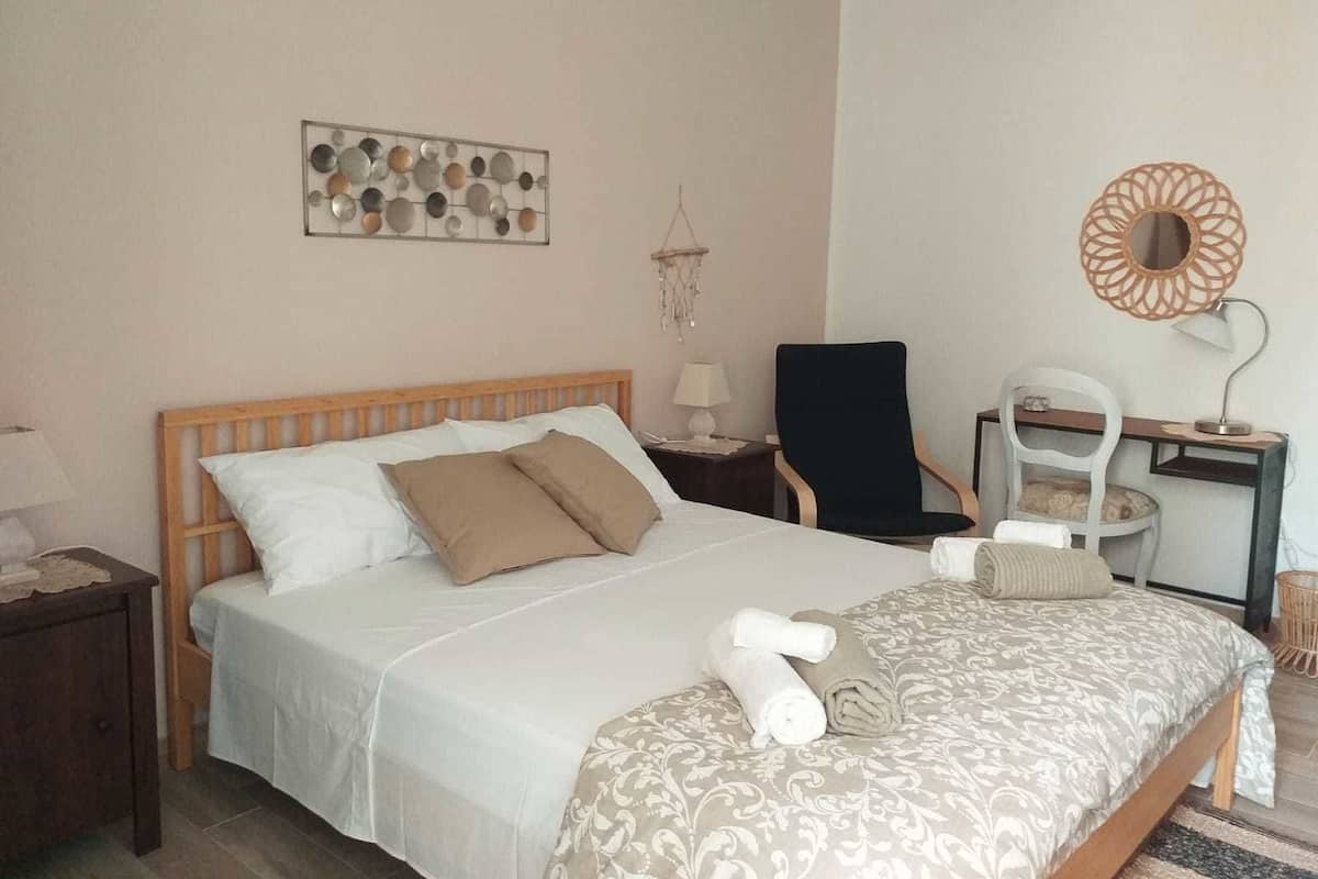 Comfort kamer, 1 twee- of 2 eenpersoonsbedden (Marrone) | Een bureau, extra bedden, gratis wifi, beddengoed