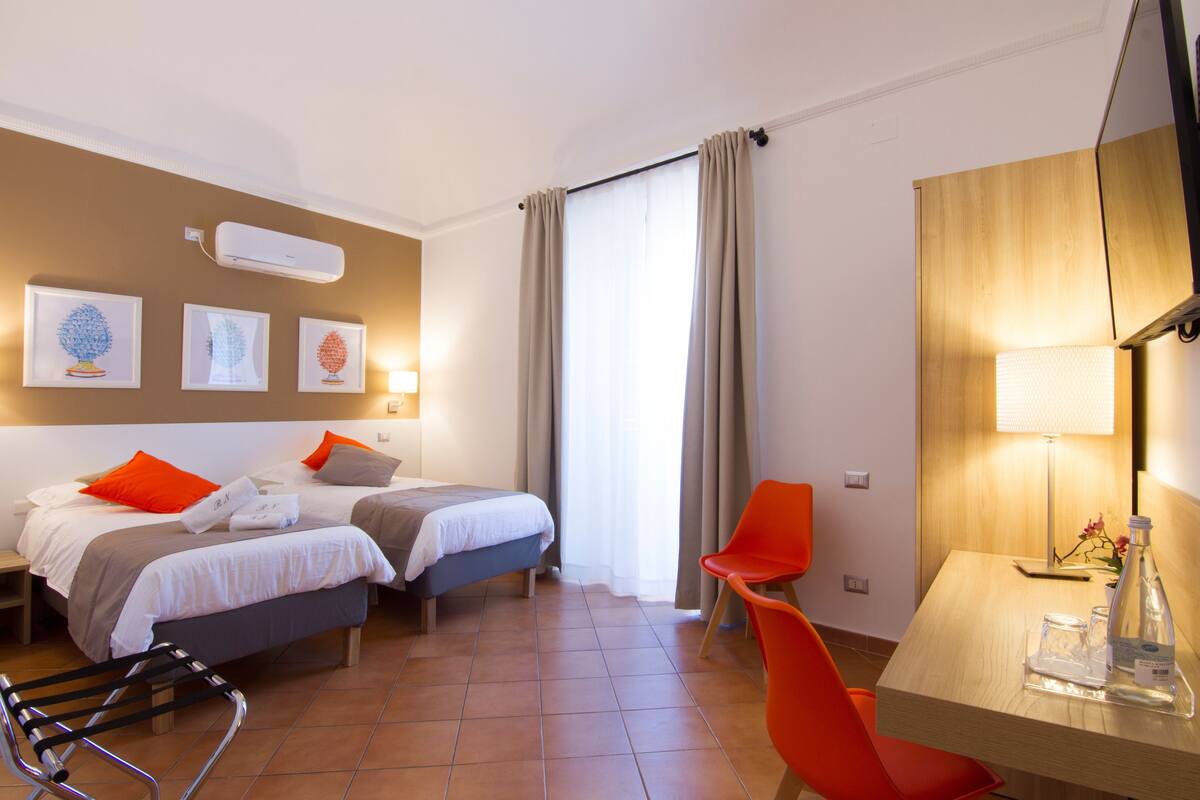 Zweibettzimmer | Minibar, Schreibtisch, kostenloses WLAN, Bettwäsche
