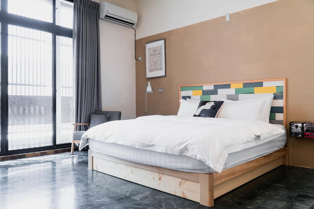 Desk, soundproofing, free WiFi, bed sheets