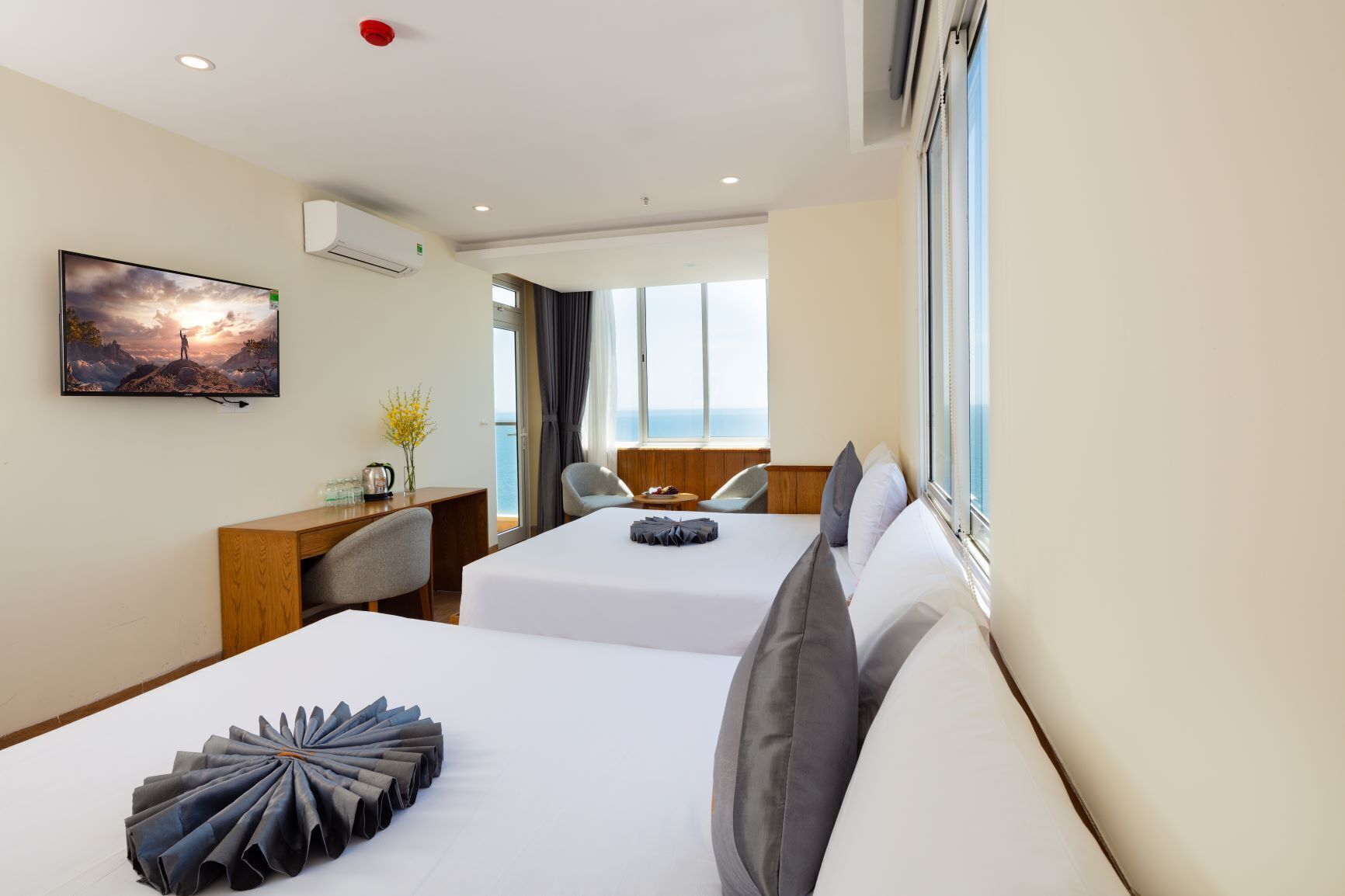 Deluxe Quadruple Room | Minibar, in-room safe, desk, blackout drapes