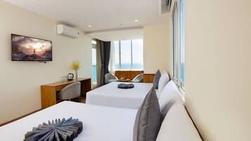 Deluxe-Vierbettzimmer | Minibar, Zimmersafe, Schreibtisch, Verdunkelungsvorhänge