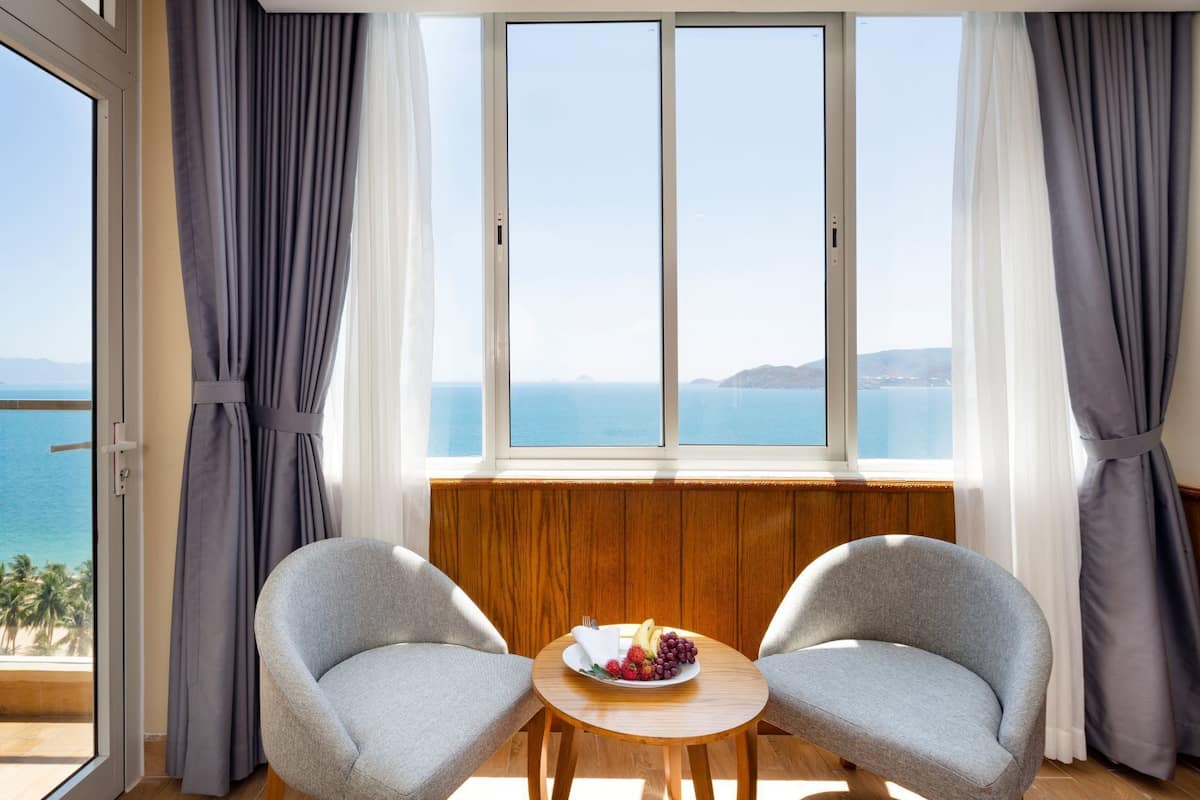 Minibar, coffres-forts dans les chambres, bureau, rideaux occultants