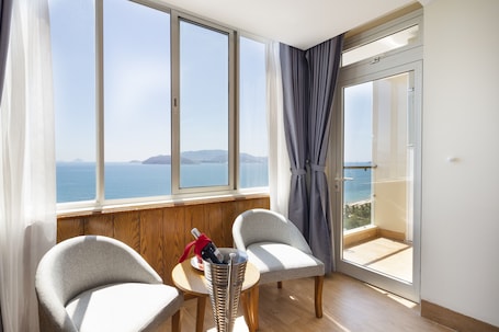 Premier Double Room, Ocean View | Minibar, in-room safe, desk, blackout drapes
