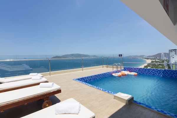 Una piscina al aire libre, una piscina en la azotea