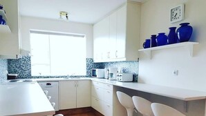 Familierom (5 Guests) | Eget kjøkken | Kjøleskap på fellesområdet og mikrobølgeovn på fellesområdet