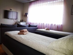 Family Room (6 Guests) | Free WiFi, bed sheets - Akureyri Central Rooms (Akureyri)