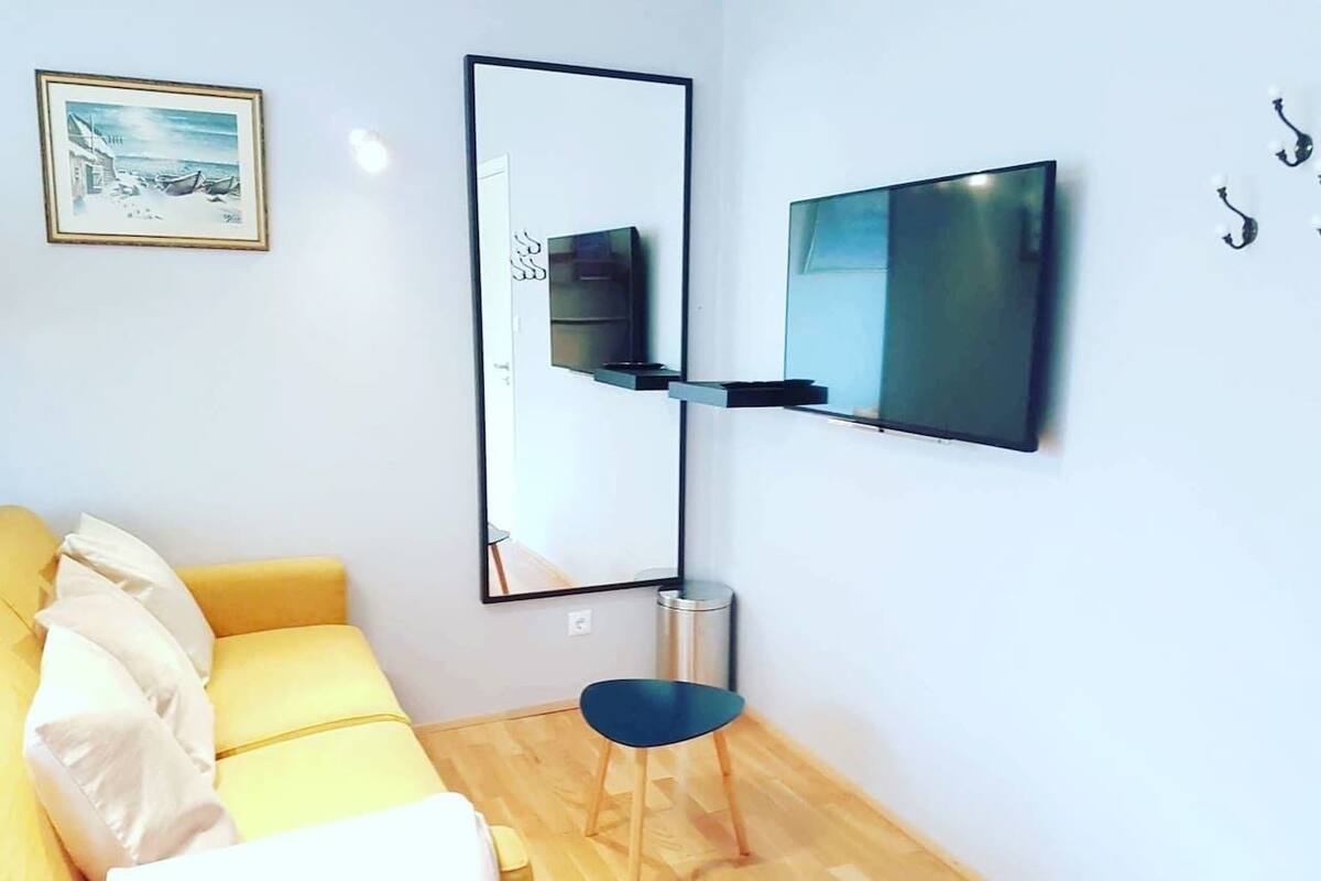 Family Room (5 Guests) | Living area | Plasma TV