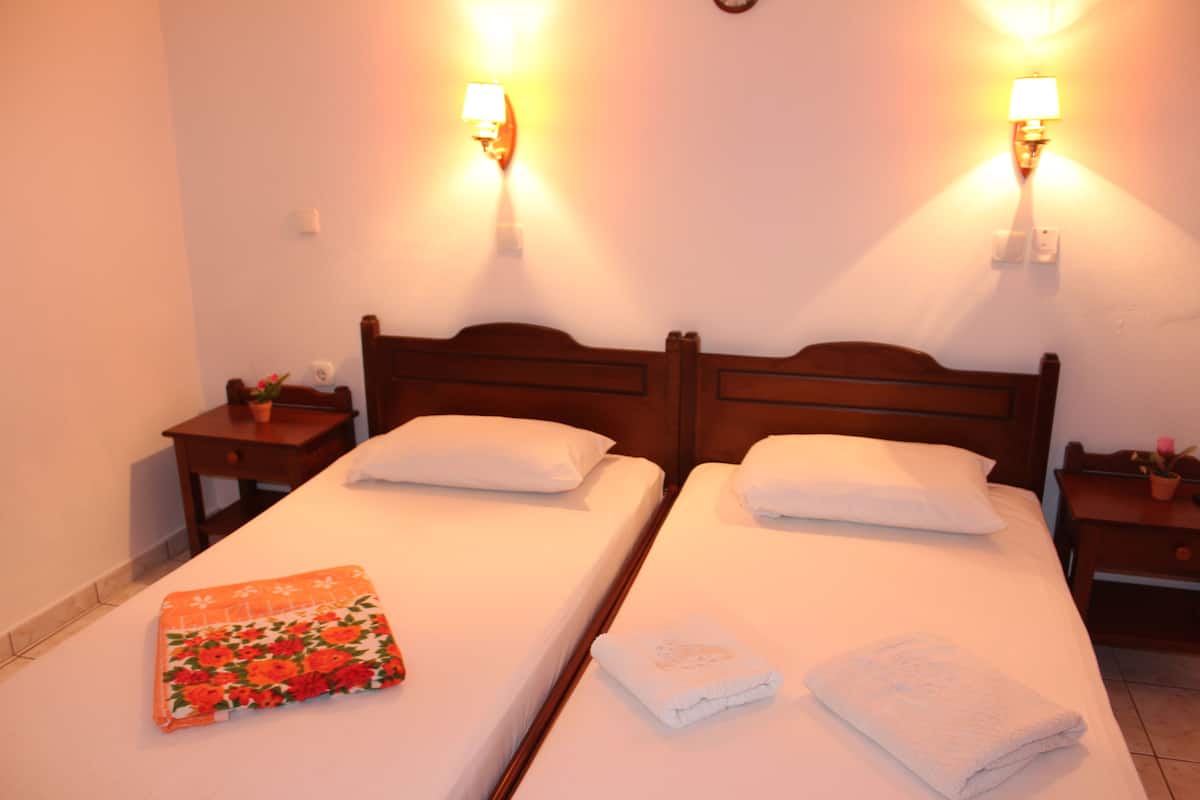 Family Room (116) | Laptop workspace, blackout drapes, free WiFi, bed sheets