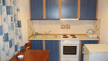 Family Room (101) | Private kitchen | Full-sized fridge, stovetop, dining tables