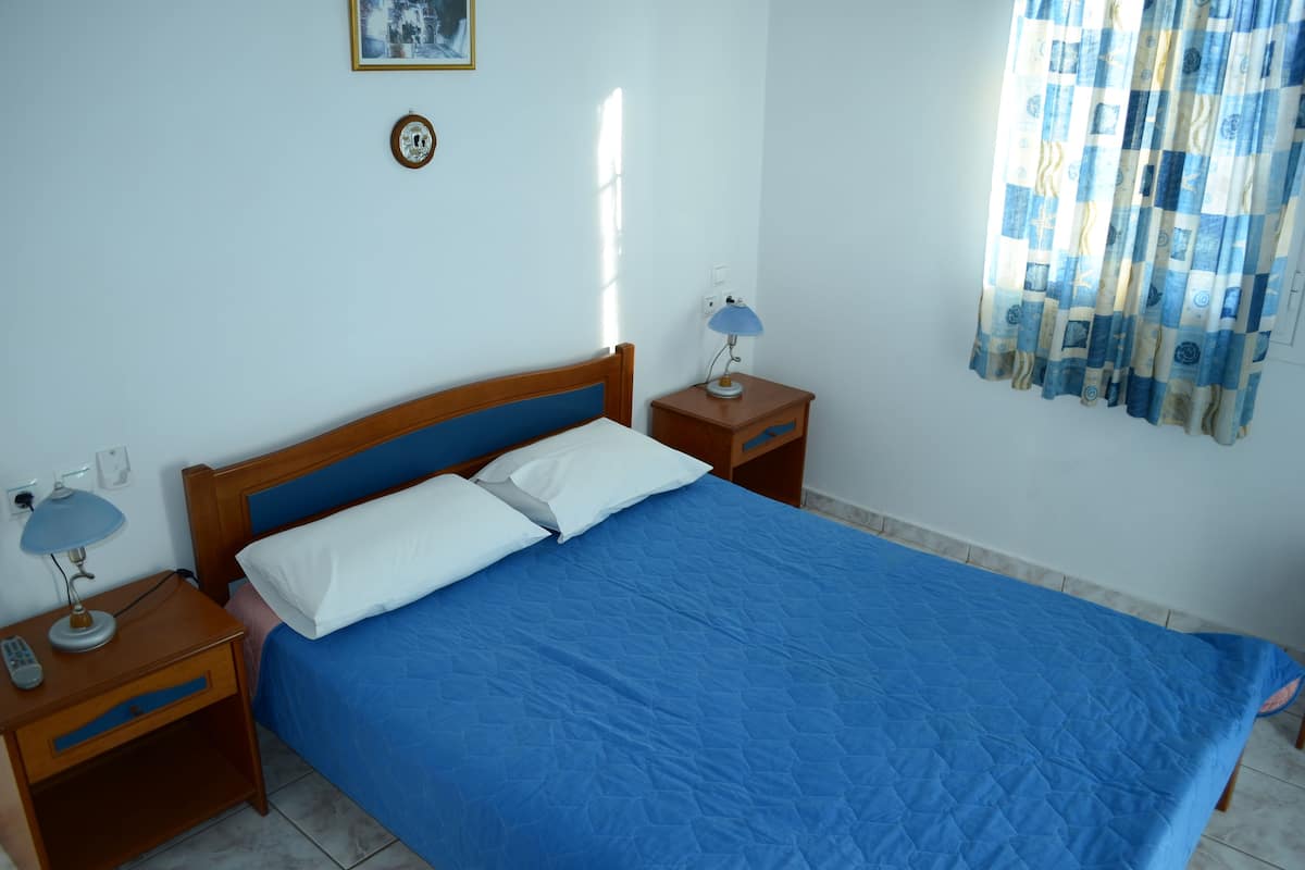 Family Room (101) | Laptop workspace, blackout drapes, free WiFi, bed sheets
