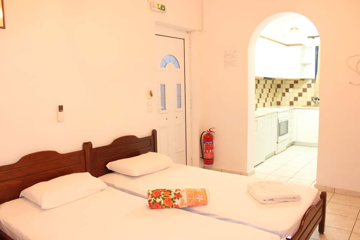 Family Room (117) | Laptop workspace, blackout drapes, free WiFi, bed sheets