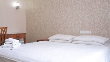 ميني بار وخزنة داخل الغرفة وستائر تعتيم وتجهيزات عازلة للصوت