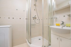 Comfort Apartment | Bathroom | Shower, free toiletries, hair dryer, towels - Miodowa Old Town Apartment (Warsaw)