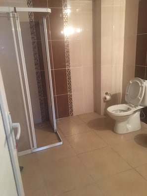 Buồng tắm vòi sen, dép đi trong nhà, khăn tắm 