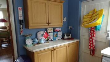 Cottage | Private kitchen | Fridge, microwave, oven, stovetop
