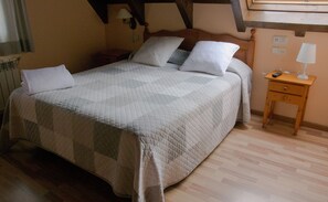 Quadruple Room | Free cots/infant beds, free WiFi, bed sheets - Hotel Eth Saueth (Naut Aran)