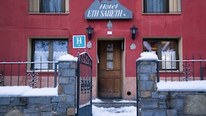 A red building with a sign reading "Hotel ETH SAUETH". - Hotel Eth Saueth (Naut Aran)
